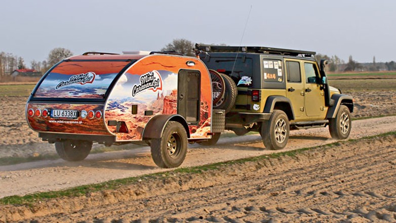 Kemping w stylu retro - jak sprawdza się mała przyczepa kempingowa?