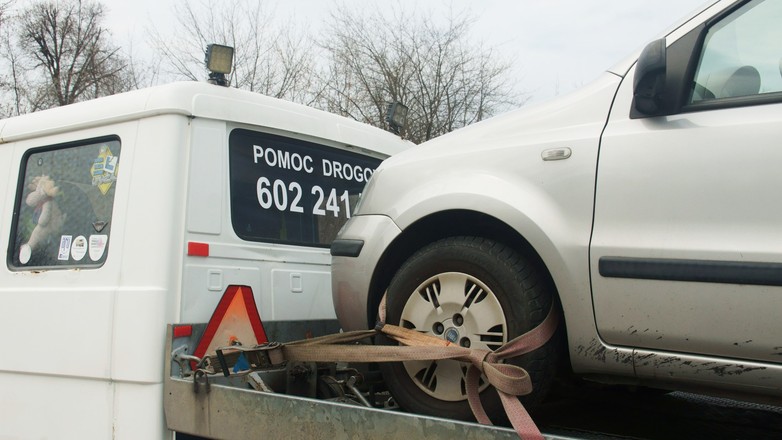 Pomoc drogowa, holowanie pojazdów, laweta, zepsuty samochód, auto na lawecie