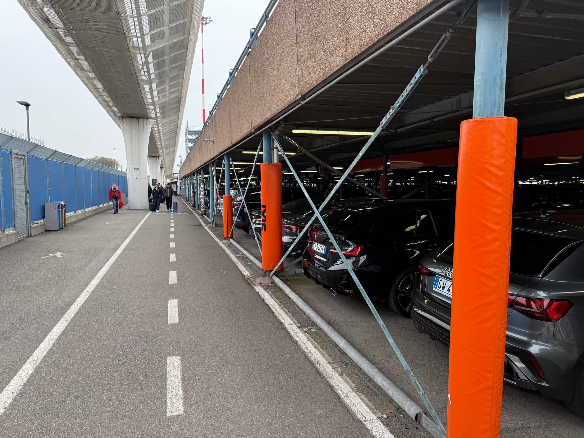 W gąszczu parkingów przy lotnisku niełatwo się odnaleźć. Zwłaszcza jeśli nie dostajesz jasnej informacji, gdzie się udać