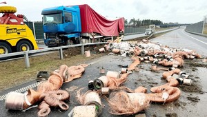 Ciężarówka tak rąbnęła w bariery, że aż szpule wypadły na drogę. Ekspresówka zablokowana