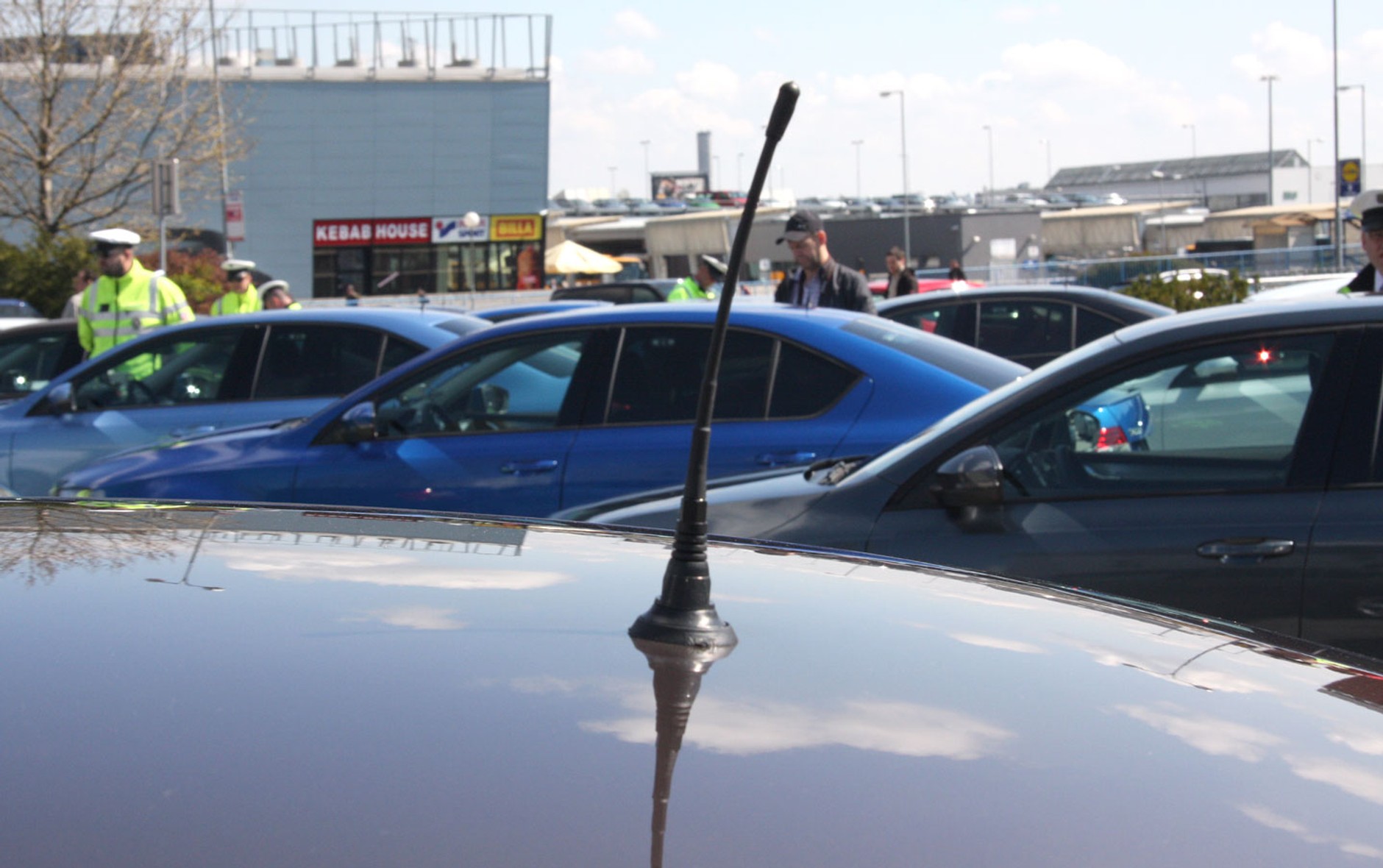 Nowe nieoznakowane radiowozy czeskiej policji