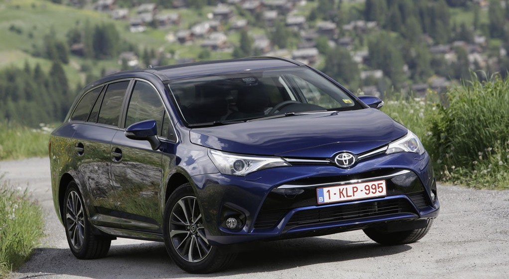 Toyota Avensis po liftingu - nie odstaje od konkurentów