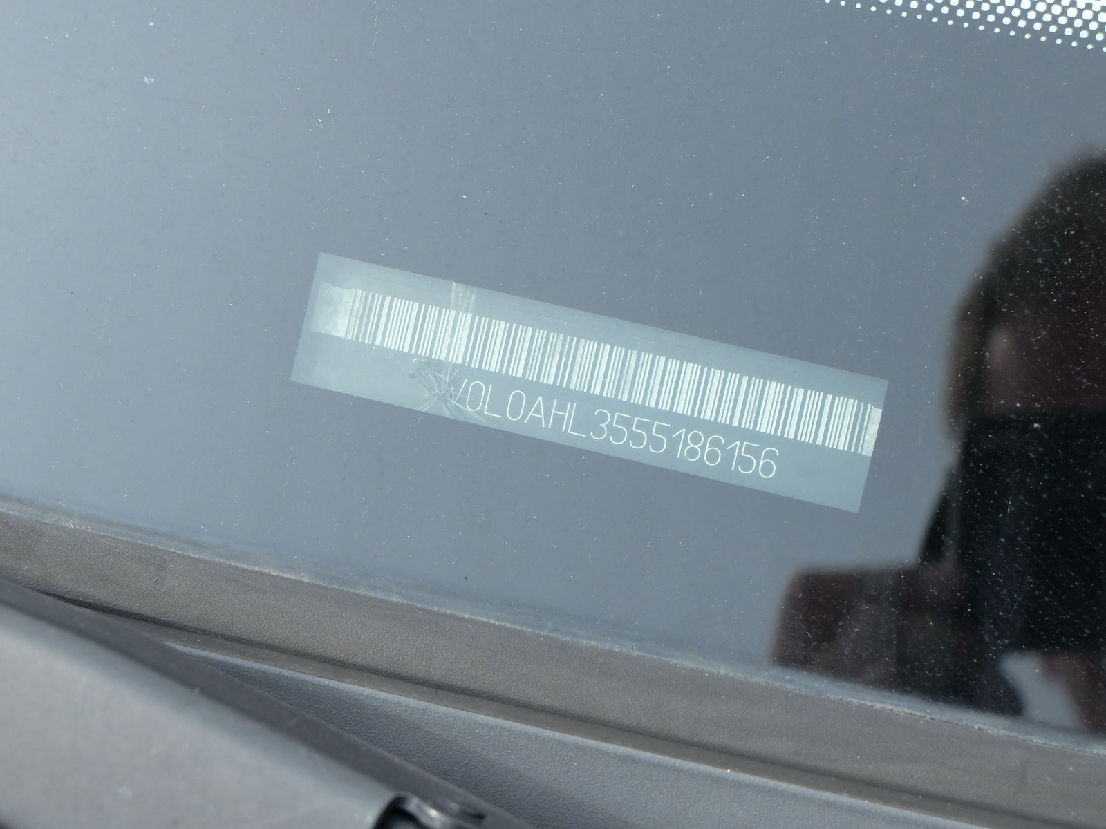 Numer VIN jest widoczny z zewnątrz przez szybę. Sprawdzenie w dostępnych wyszukiwarkach nie wniosło nic nowego, gdyż są tam tylko podstawowe informacje