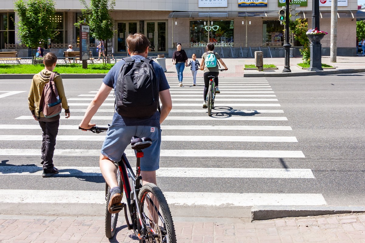 Sprawdziłem, czy rowerzyści mogą jechać obok siebie. Art. 33 daje odpowiedź. Niejasną