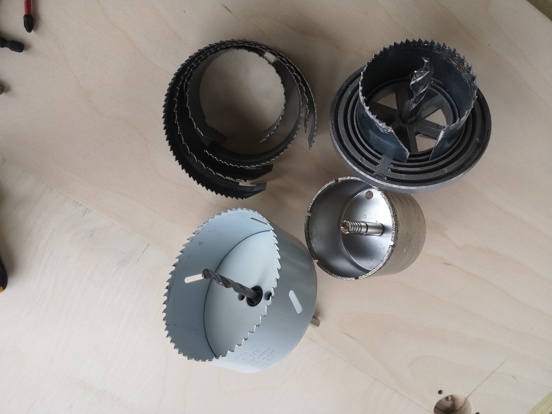 Do wycinania większych otworów (rzędu kilkunastu centymetrów) służą otwornice. Inne są otwornice do drewna, inne do ceramiki i inne do metalu – tych ostatnich można używać także do tworzyw sztucznych czy drewna.