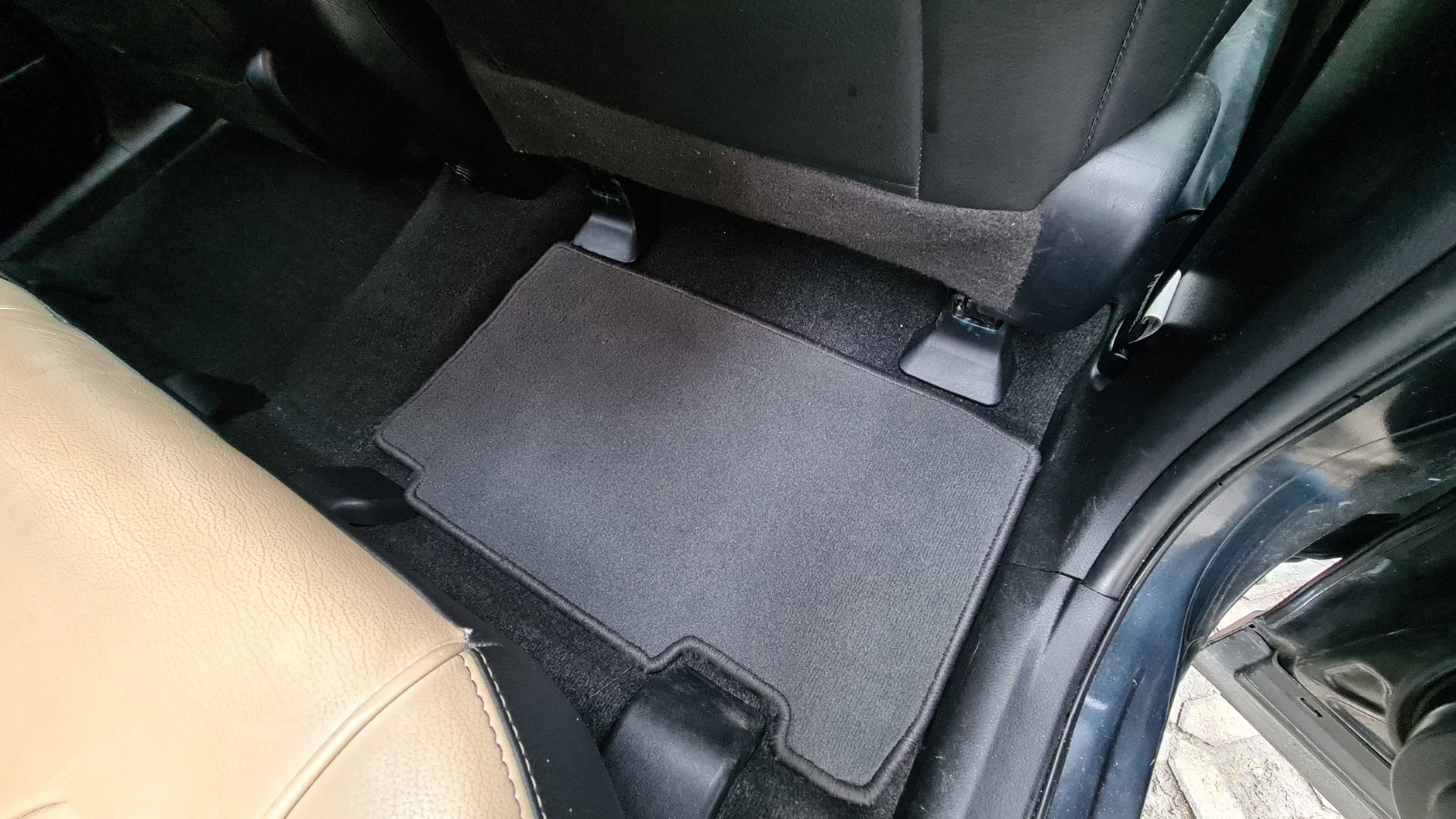 Sezonowa wymiana dywaników w samochodzie