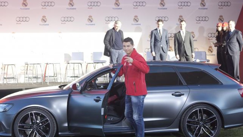 5687769-cristiano-ronaldo-i-audi-rs6-643-482