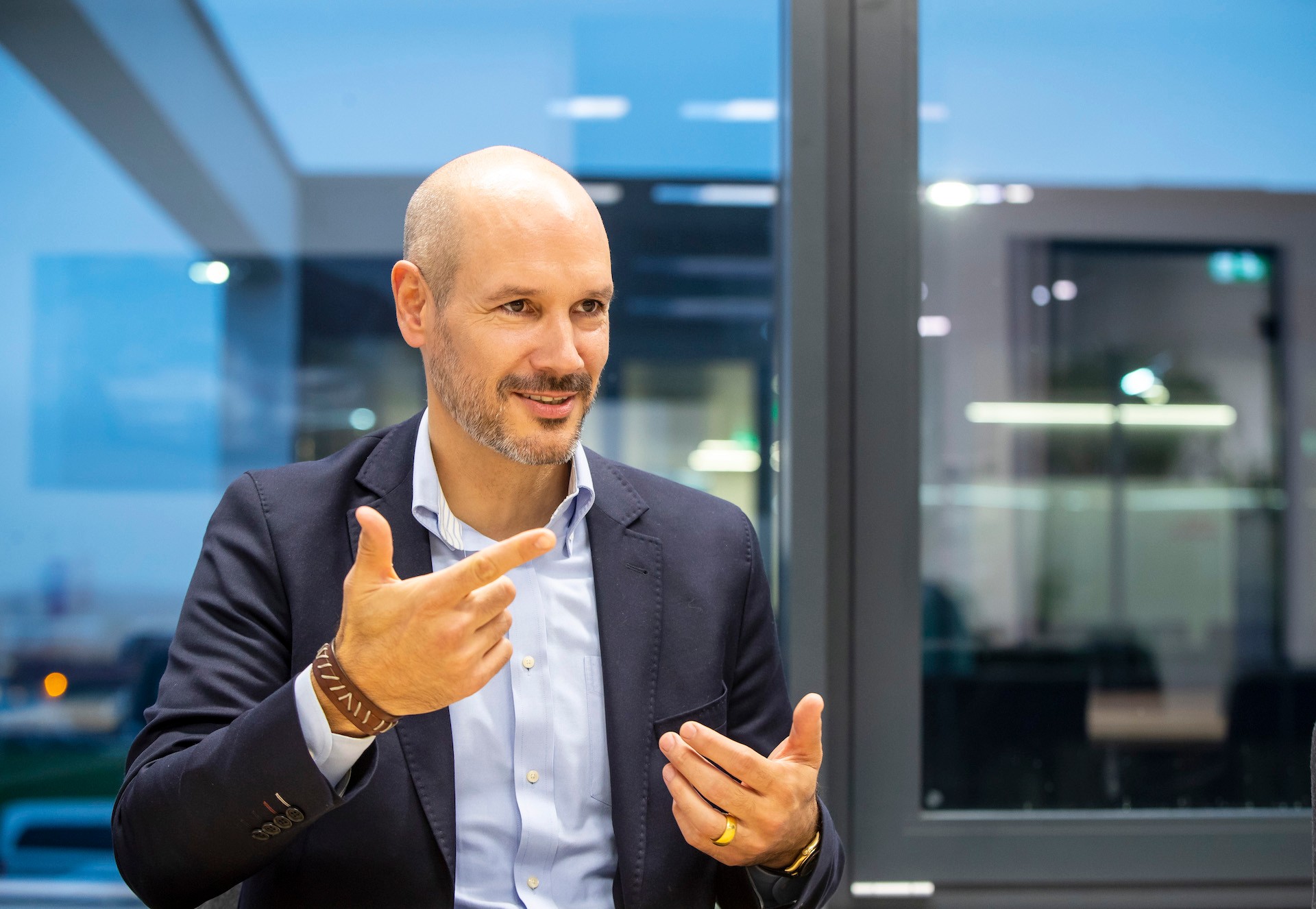 Wolfgang Bremm von Kleinsorgen jest od lipca 2019 r. prezesem Mercedes-Benz Polska i dyrektorem zarządzającym dywizją samochodów osobowych w Polsce, Czechach i Austrii. Z wykształcenia inżynier-mechanik, do koncernu Daimlera dołączył w 1997 r. Przed objęciem obecnego stanowiska był dyrektorem ds. strategicznego zarządzania produktami. Odpowiadał m.in. za koncepcję i wprowadzenie systemu informacyjno-rozrywkowego MBUX.