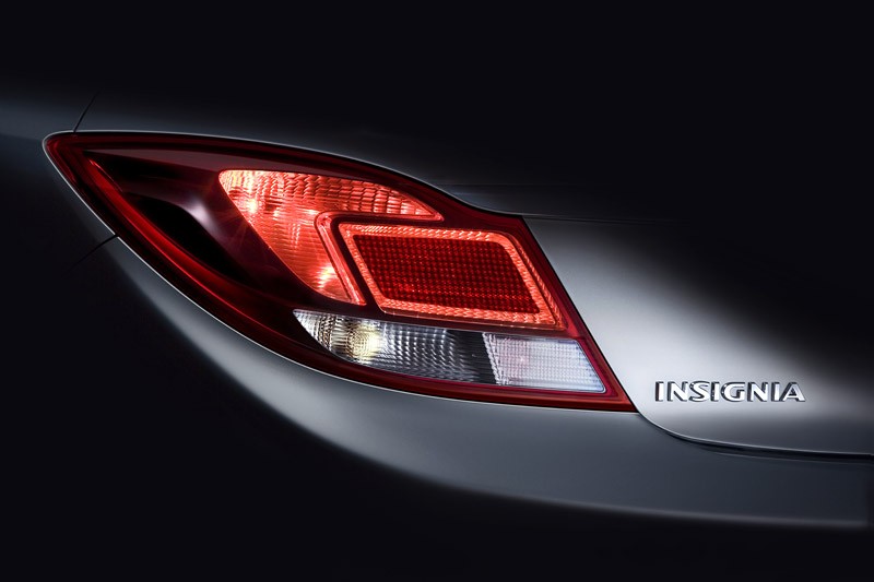 Opel Insignia wyjedzie z inteligentnymi przednimi lampami