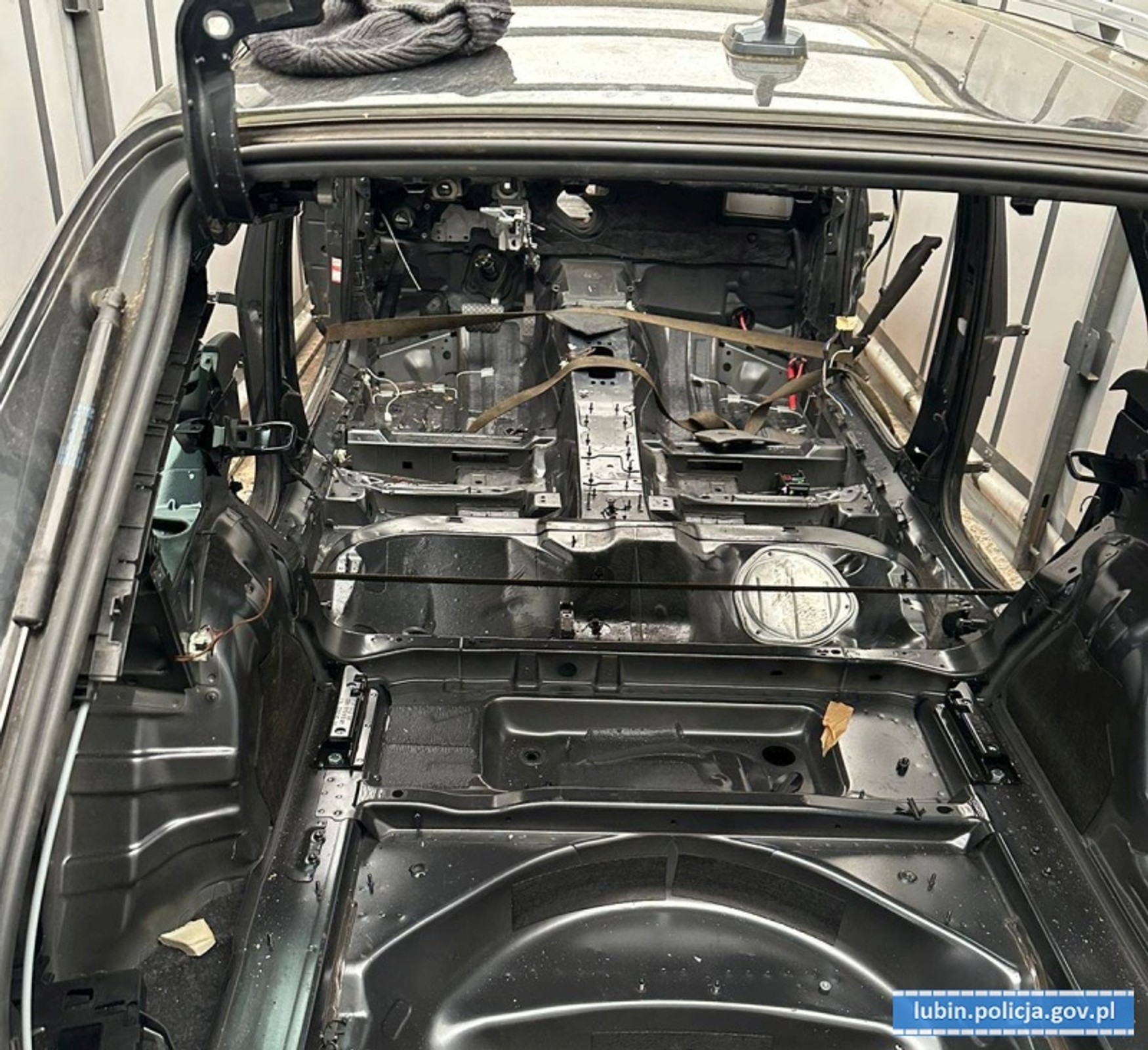 Policjanci zajrzeli do dostawczaka. Ich oczom ukazała się... karoseria