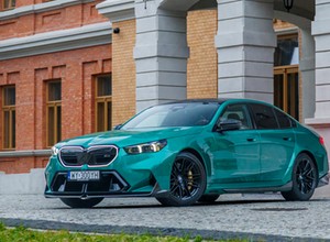 Hybrydowe BMW M5 pokazuje, że fizyka to tylko przeszkoda, którą można przeskoczyć