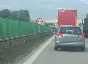 Kontrole ciężarówek na A4 i mandaty za wyprzedzanie na zakazie