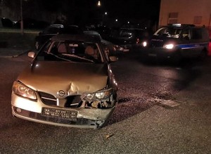 Wjechał w zaparkowane auto. Uwagę policji od razu zwróciła jego stopa
