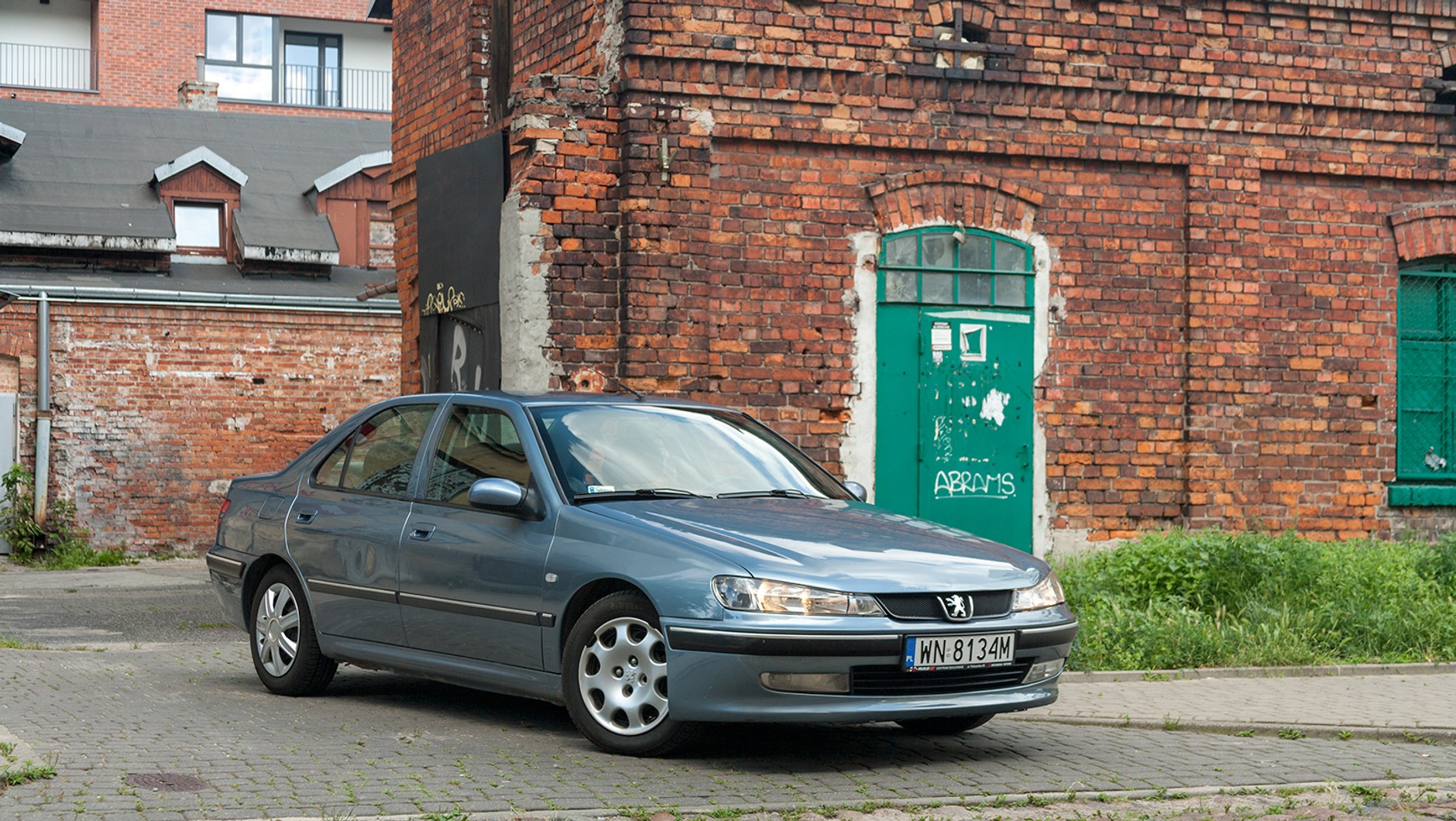 Peugeot 406, w którym wycięto katalizator