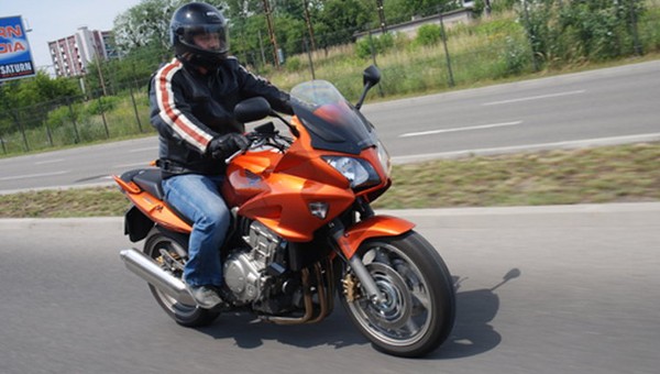 Honda CBF 1000A - niech inni się ścigają