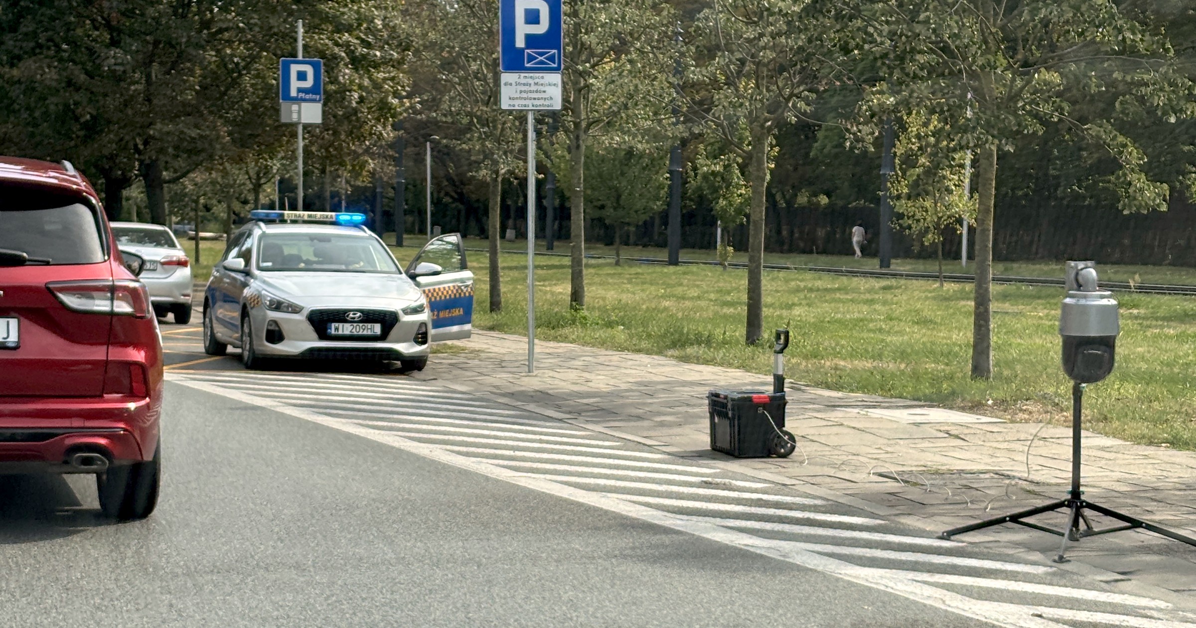 Kontrola samochodów przed wjazdem do SCT w Warszawie