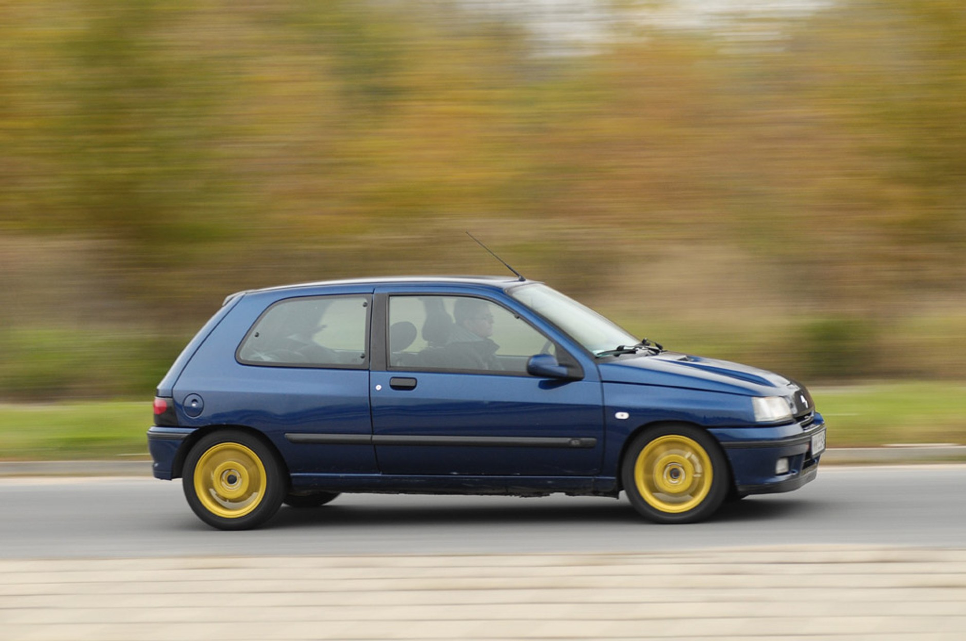 Renault Clio 1.8 16V: dziarski staruszek czy kupa złomu?