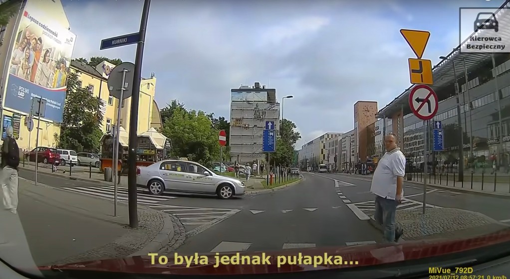 Pieszy wchodzący tuż przed jadące auto