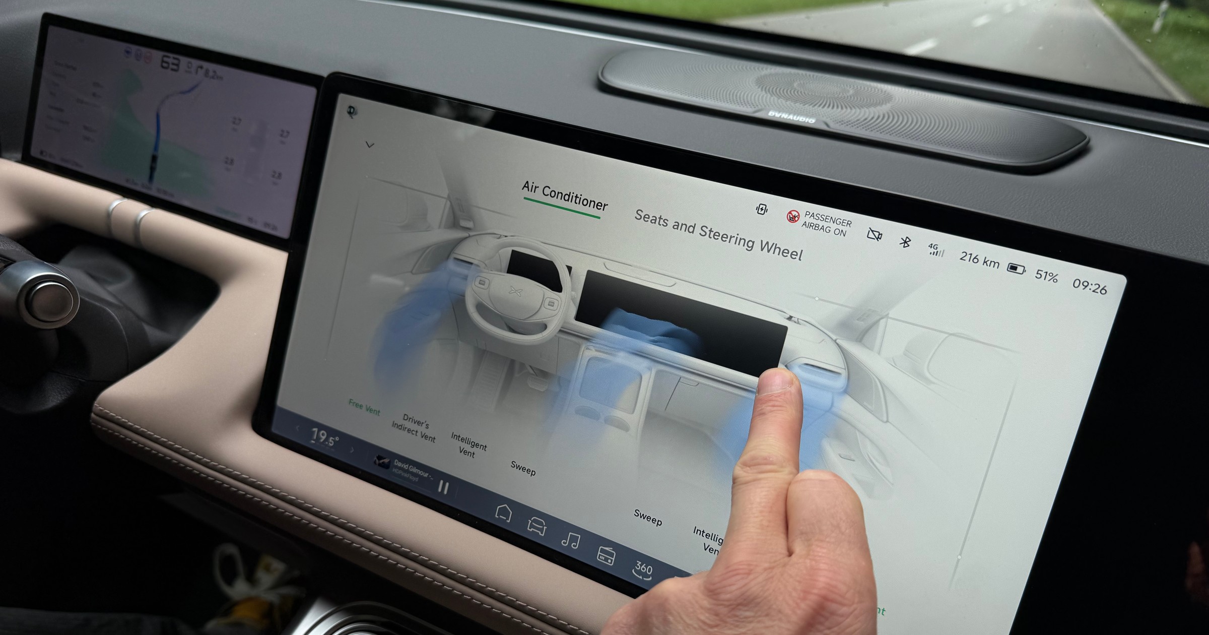 Oto najwyższa forma utrudniania kierowcom życia za pomocą ekranu dotykowego: w Xpengu G9 (identyczne rozwiązanie znajdziemy m.in. w Leapmotorze C10) pozycja nawiewów sterujemy, przesuwając palcem po ekranie, po wcześniejszym otwarciu odpowiedniej aplikacji.