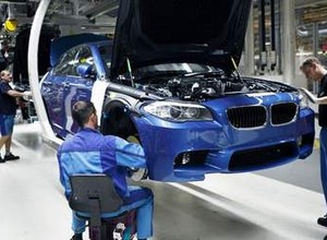 BMW zaciska pasa!