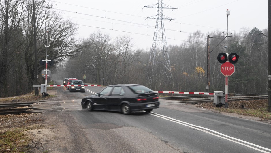 GITD będzie kontrolowało, czy kierowcy nie wjeżdżają na przejazdy kolejowe po zaświeceniu się czerwonego światła