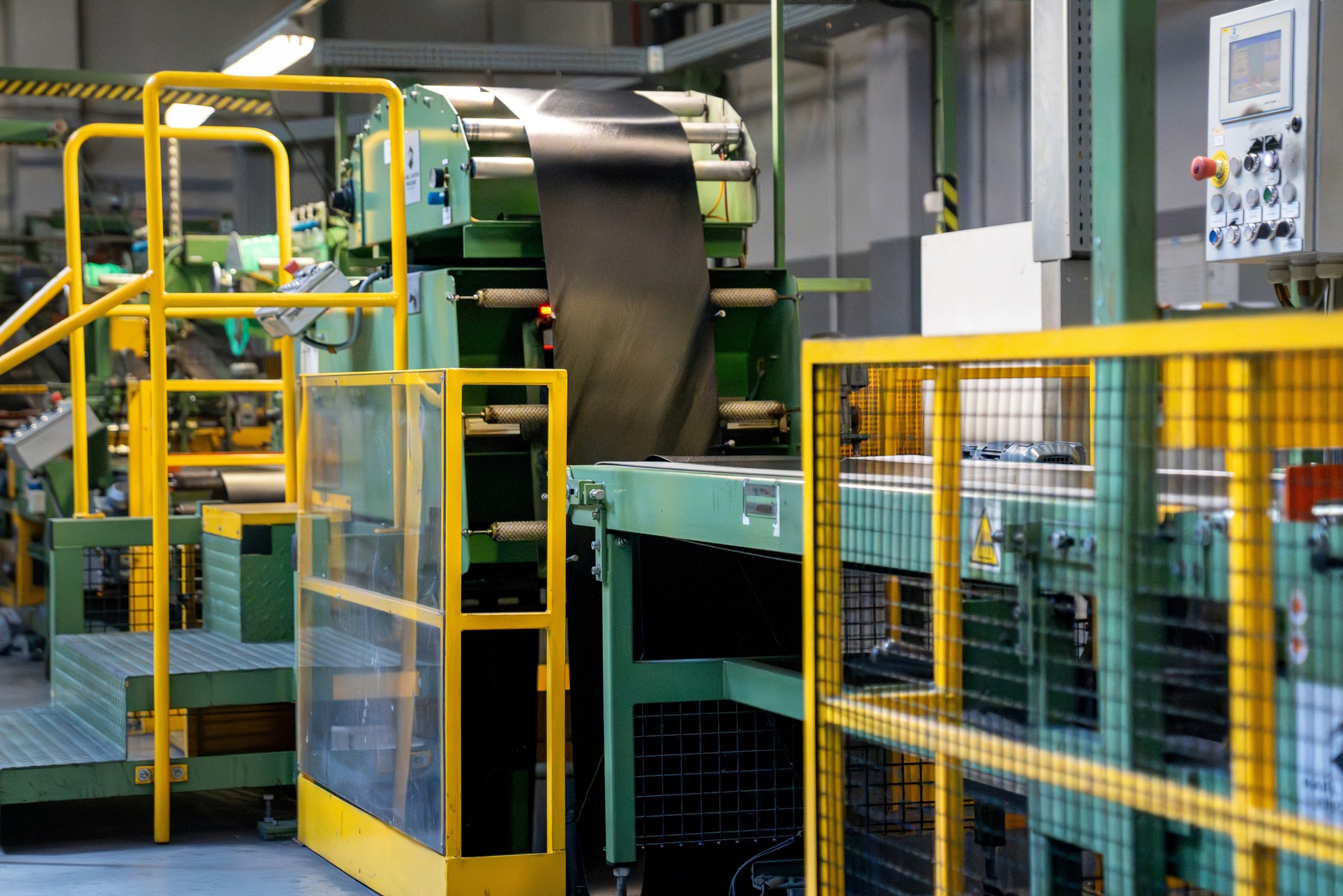 Produkcja opon w fabryce w Dębicy. Na miejscu wytwarzane są mieszanki gumowe i półprodukty do wytwarzania opon także w innych zakładach.