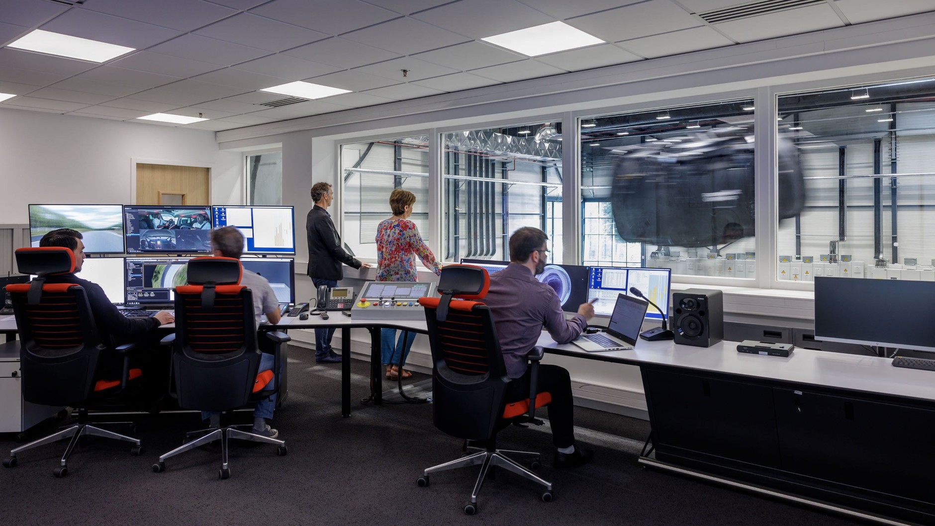 Centrum kontrolne kabiny do symulacji jazd testowych; centrum badawczo-rozwojowe Renault Technocentre w Guyancourt (Francja)