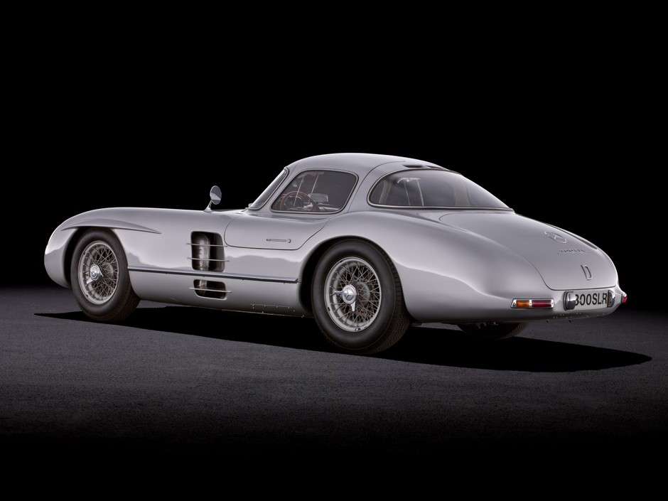 SLR to skrót od Super Leicht Rennsport (superlekki wyścigowy). Mercedes 300 SLR Uhlenhaut Coupe ważył 998 kg.