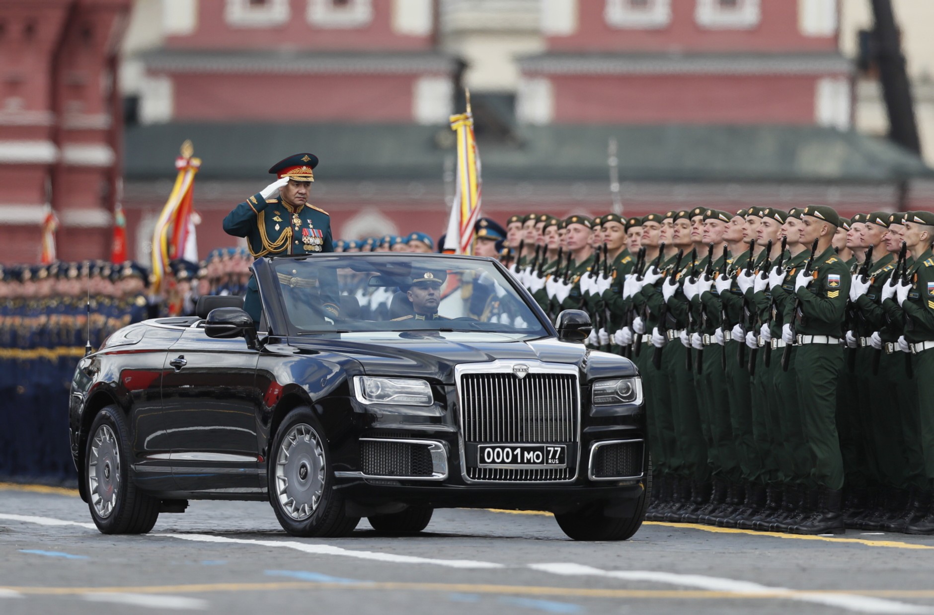 Parada wojskowa w Moskwie z okazji Dnia Zwycięstwa - minister obrony Siergiej Szojgu w Aurusie kabriolecie