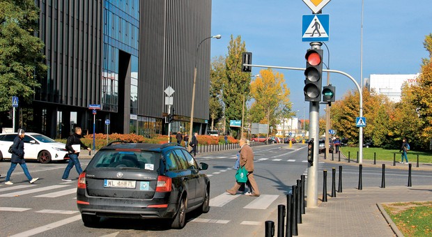 Znowu ktoś mnie strąbił, bo zatrzymałem się na czerwonym. Przez takich znikają strzałki