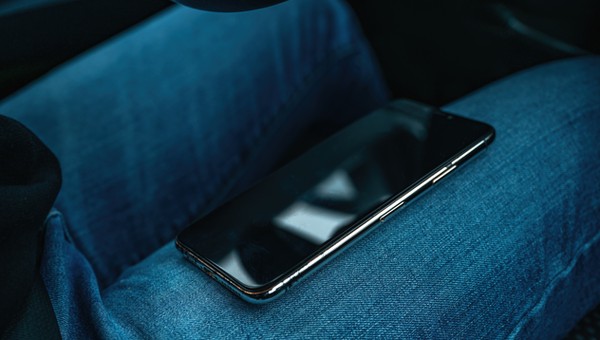 Telefon na kolanie kierowcy