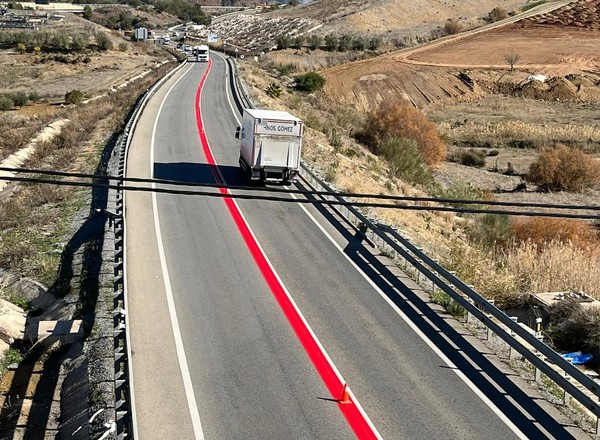 Na drogach pojawią się czerwone linie. Nowe oznakowanie ma poprawić bezpieczeństwo w Hiszpanii