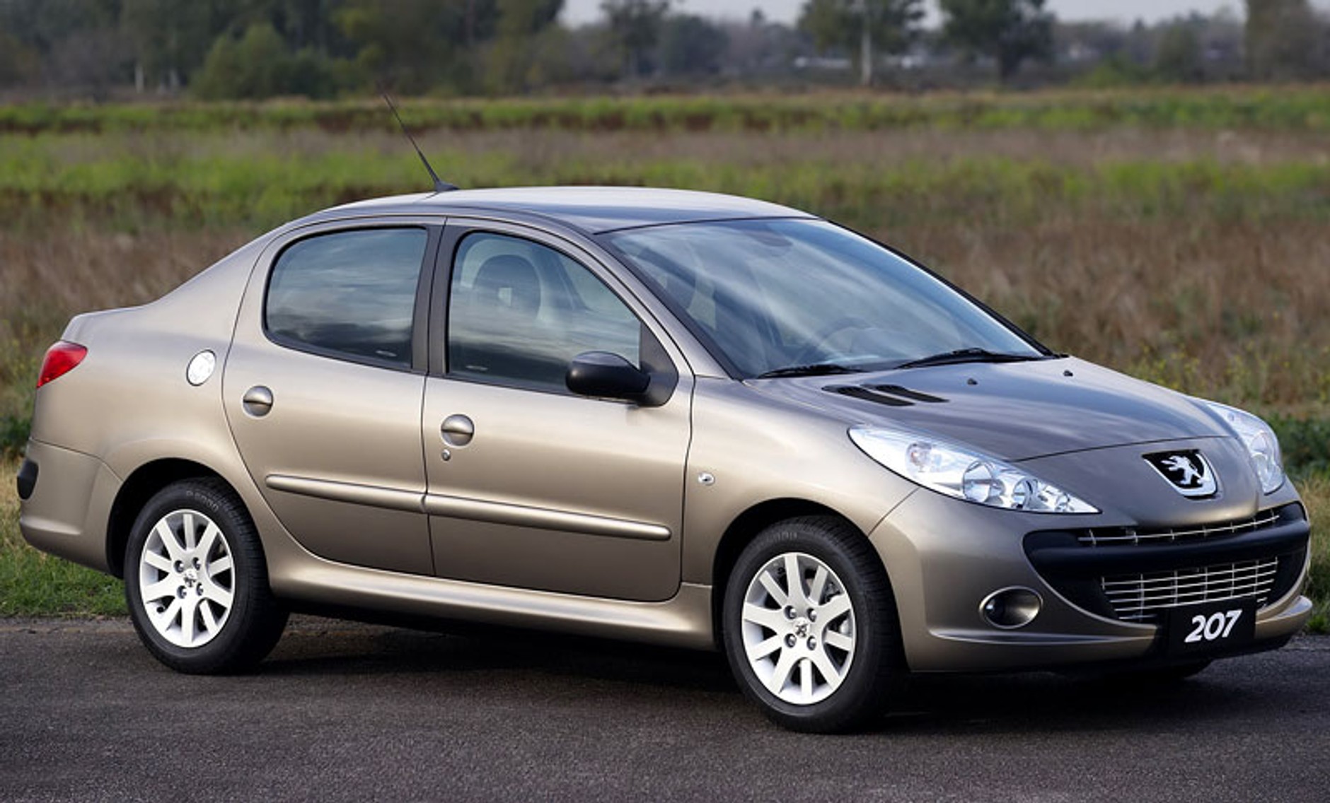 Peugeot 207 Compact robi karierę