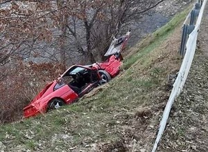 Ferrari wypadło z drogi i uderzyło w kapliczkę. Kierowca dostał wysoki mandat