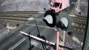 Przejechał przez zamknięty przejazd kolejowy. Nie zauważył pewnego elementu [Nagranie]