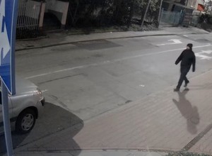 Przebił opony w kilkudziesięciu autach. Poznajesz go? [WIDEO]