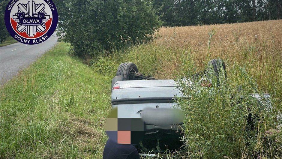 Kierowca siedział obok auta i spokojnie czekał na przyjazd policji