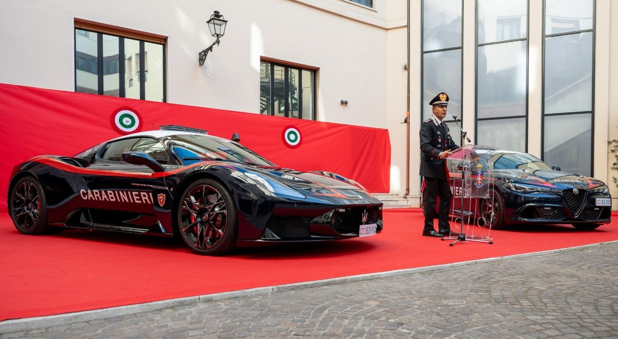 Karabinierzy pokazali dwa wyjątkowe radiowozy. Maserati jeszcze nie mieli