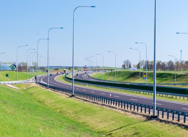 Pułapka na kierowców na "siódemce". Czy mała barierka wystarczy?