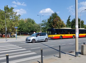Najważniejsze zasady używania kierunkowskazów. Pas do skrętu, ronda, pierwszeństwo łamane