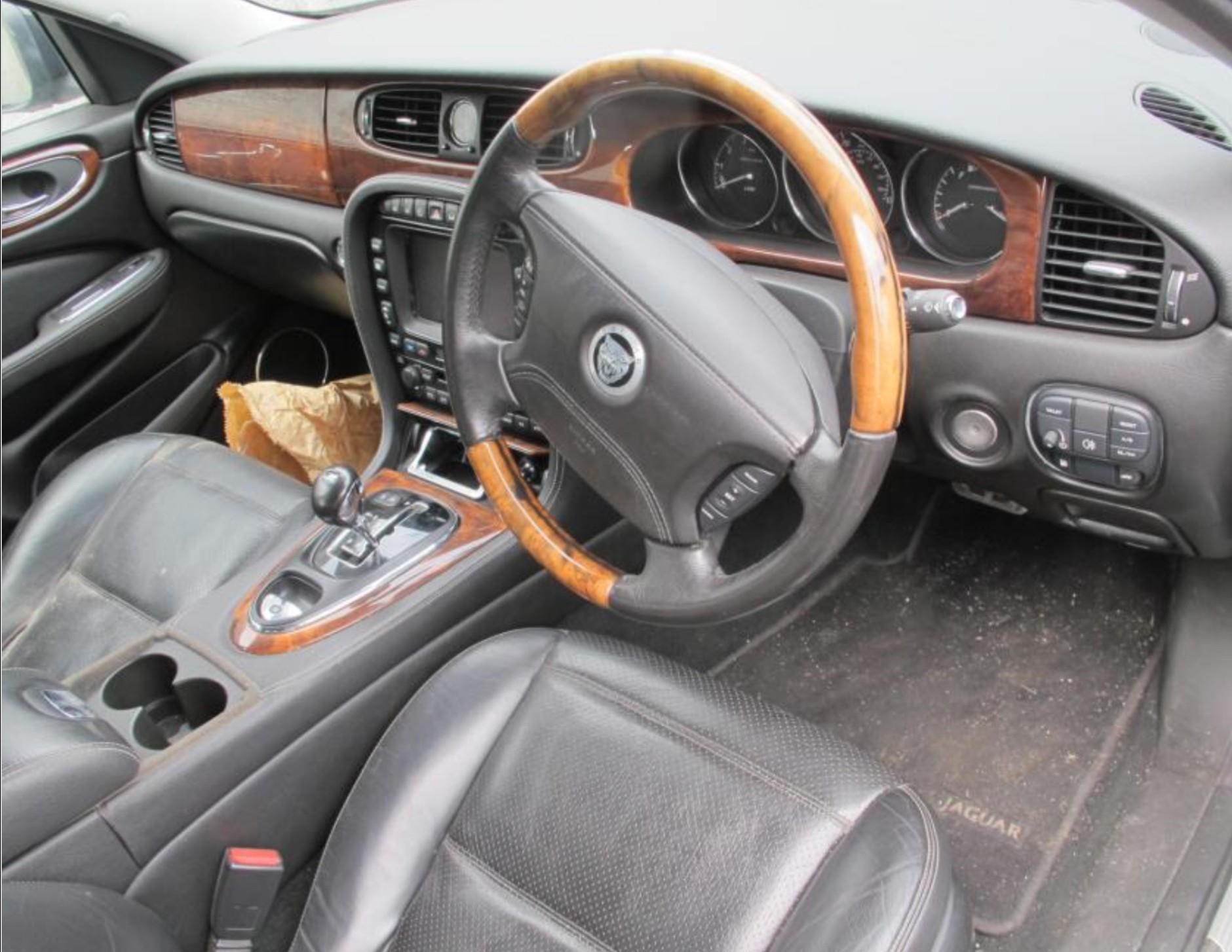 Jaguar XJR 2007 wystawiony na licytacji komorniczej