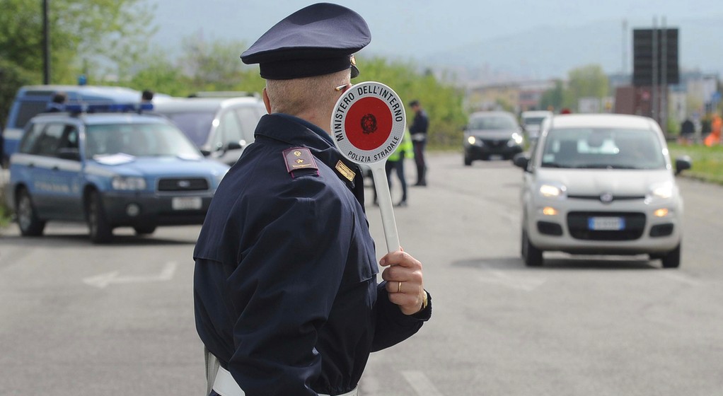 Włoska policja od maja będzie sprawdzać opony! Drakońskie kary za niewłaściwe ogumienie