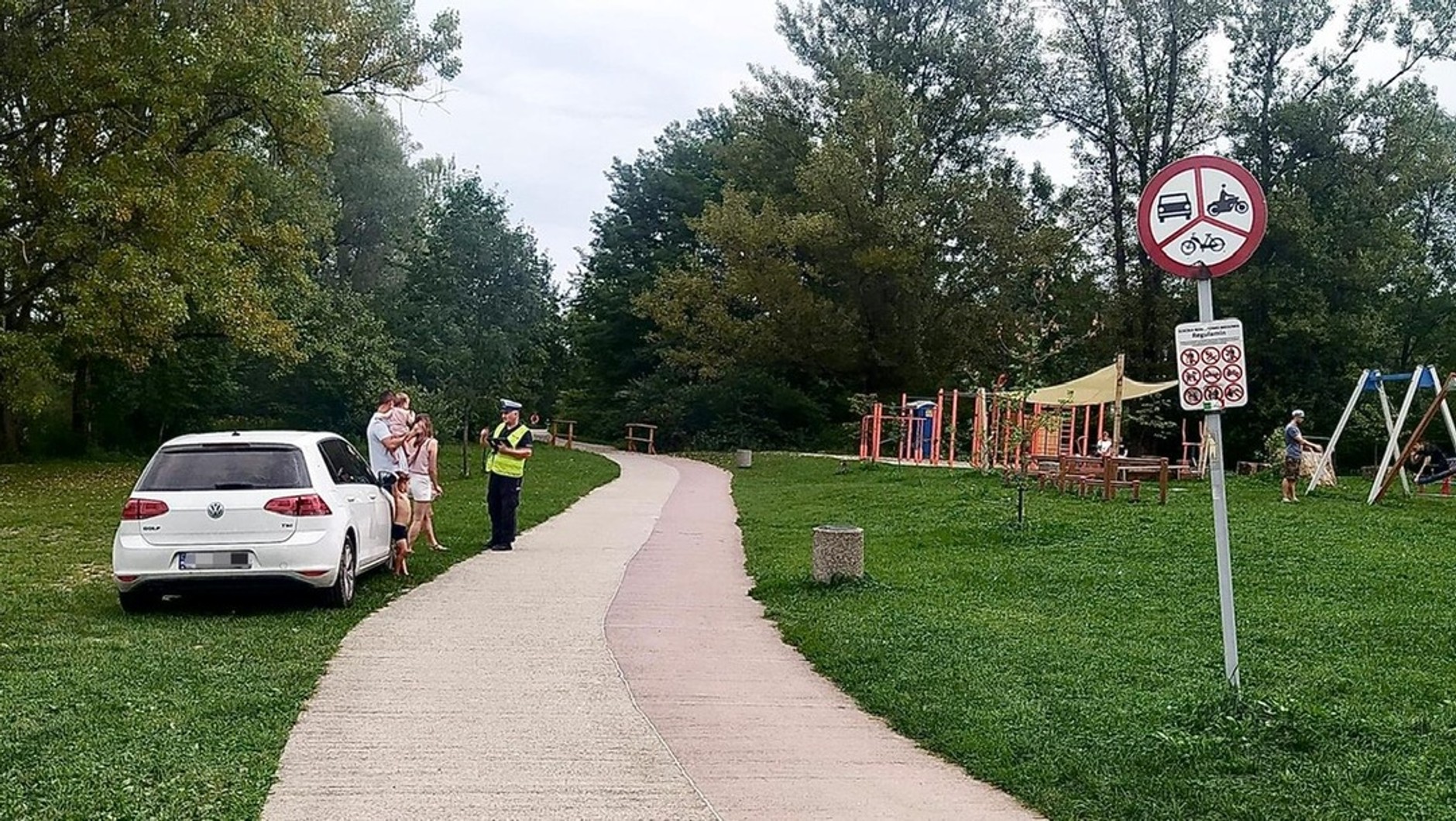 Samochód na ścieżce rowerowej