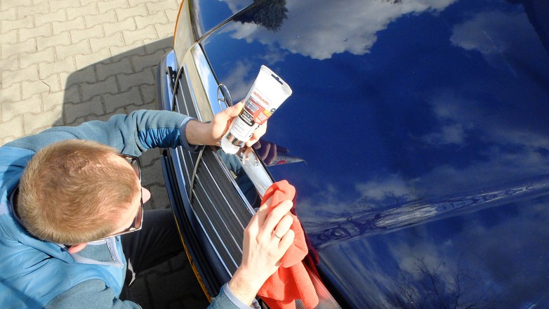 Czyszczenie starych chromów to wyzwanie, jednak ostateczne efekty potrafią wynagrodzić wysiłek. Używamy do tego pasty do chromu i aluminium