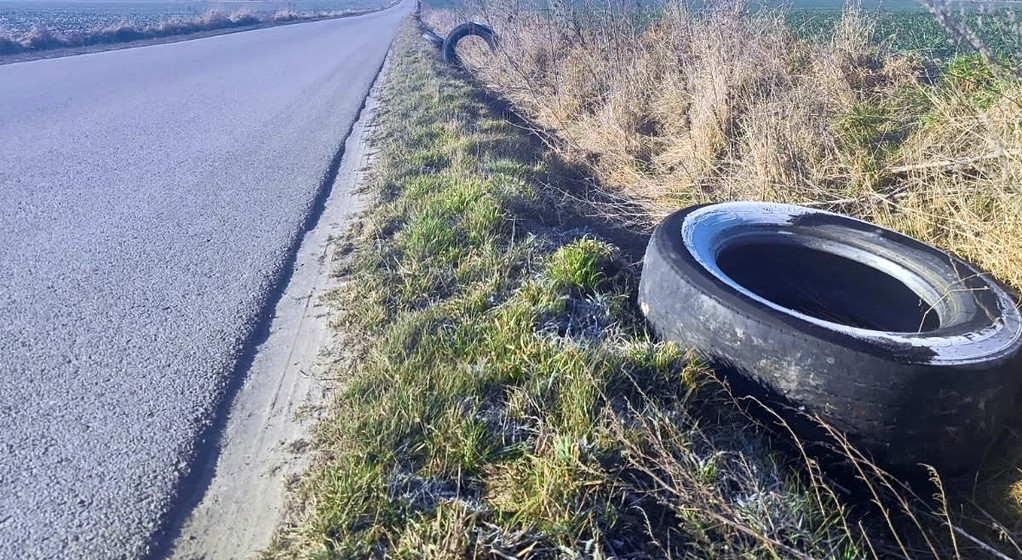 Ktoś masowo wyrzuca stare opony przy drogach