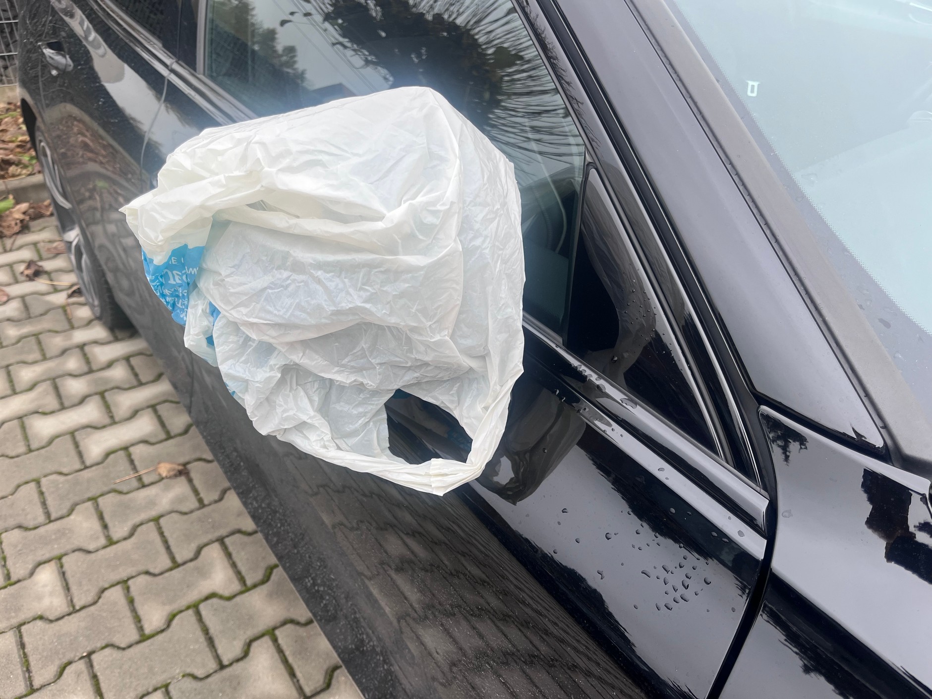 Biała reklamówka na lusterku samochodu ma to samo znaczenie, co ręcznik