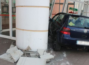 Nauka jazdy zakończyła się na... drzwiach centrum handlowego