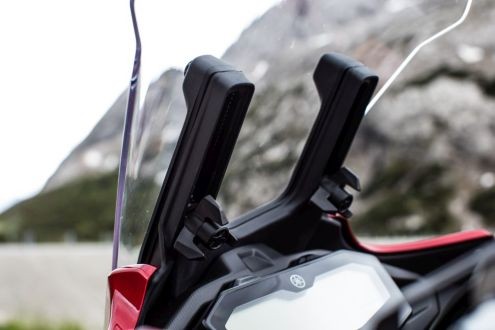 Regulowana szyba Yamahy Tracer 700 nieźle chroni przed wiatrem i deszczem...