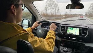 Van do wożenia VIP-ów, a może auto dla dużej rodziny? Sprawdziłem Toyotę Proace Verso Long na trasie do Dortmundu