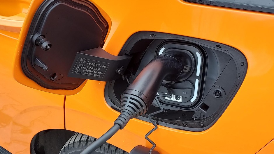 Chińskie auto na prąd – zdjęcie ilustracyjne